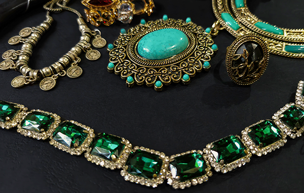 What Makes Vintage Jewelry Special